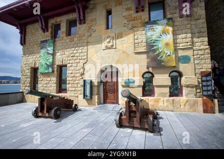 museum der Meereskuriositäten an der Küste des Hafens von San Sebastian oder Donostia im Baskenland, Spanien Stockfoto