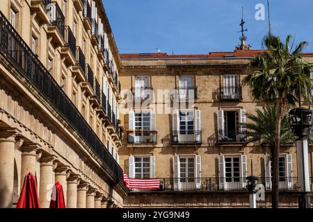 Gebäude an der Plaza Nueva oder Plaza Barria (neuer Platz) von Bilbao, einem monumentalen Platz im neoklassizistischen Stil, der 1821 erbaut wurde Stockfoto