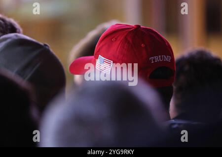 Washington, D.C., USA, 06.11.2024: Republikaner-Wahlparty: US-Präsidentenschaftswahl: Trump-Anhänger am Wahlabend in einer bekannten Sportsbar, die laut Medienberichten die einzige öffentliche Wahlnacht-Wache-Partei der Hauptstadt mit klarem Bekenntnis zu Donald Trump veranstaltet *** Washington, D C , USA, 06 11 2024 Republikanische Wahlpartei US-Präsidentschaftswahl Trump-Unterstützer am Wahlabend in einer populären Sportbar, die die die Hauptstädte beherbergt nur öffentliche Wahlnachtwache mit klarem Bekenntnis zu Donald Trump veröffentlicht Stockfoto