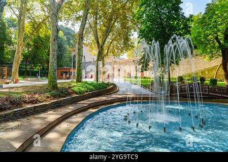 Malerischer Brunnen im Gulhane Park in Istanbul, Türkei Stockfoto