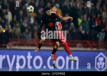 Belgrad, Serbien. November 2024. Barcelonas Pedri (L) streitet mit Crvena Zvezda Rade Krunic während des UEFA Champions League-Fußballspiels zwischen Crvena Zvezda und Barcelona am 6. November 2024 in Belgrad, Serbien. Quelle: Predrag Milosavljevic/Xinhua/Alamy Live News Stockfoto