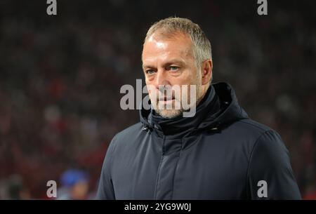 Belgrad, Serbien. November 2024. Barcelonas Cheftrainer Hansi Flick wird am 6. November 2024 während des Fußballspiels der UEFA Champions League zwischen Crvena Zvezda und Barcelona in Belgrad (Serbien) gesehen. Quelle: Predrag Milosavljevic/Xinhua/Alamy Live News Stockfoto