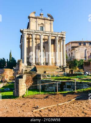 Chiesa di San Lorenzo in Miranda und Säulen des antiken Tempels Antoninus und Faustina im Forum Romanum, Rom, Italien Stockfoto