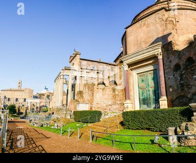 Tempel des Divo Romolo mit Bronzetüren, Forum Romanum in Rom, Italien Stockfoto