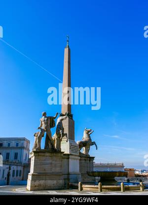 Quirinal Obelisk (Brunnen des Dioscuri) auf der Piazza del Quirinale in Rom, Italien Stockfoto