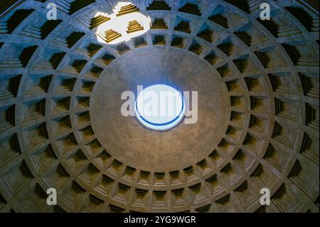 ROM, ITALIEN - 14. JANUAR 2019: Die Kuppel des Pantheons mit dem zentralen oculus, der Quelle des natürlichen Lichts, am 14. Januar in Rom, Italien Stockfoto