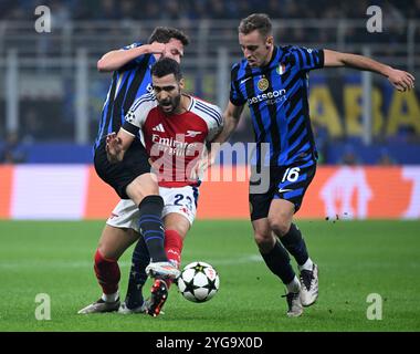 Mailand. November 2024. Inter Mailand Benjamin Pavard (L) und Davide Frattesi (R) streiten mit Mikel Merino in der UEFA Champions League zwischen Inter Mailand und Arsenal am 6. November 2024 in Mailand. Quelle: Alberto Lingria/Xinhua/Alamy Live News Stockfoto