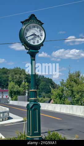 Otisville, New York – 15. Juni 2024: Centennial Clock an der Kreuzung zweier Straßen in Otisville, New York, Orange County, Hudson Valley. Stockfoto