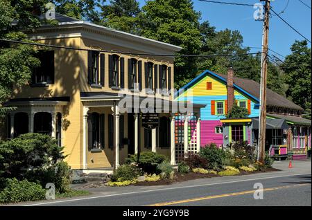 Rosendale, NY - 16. Juni 2024: Farbenfrohe Gebäude in der Innenstadt von High Falls, Weiler Rosendale im hudson Valley im Norden von New york. Stockfoto