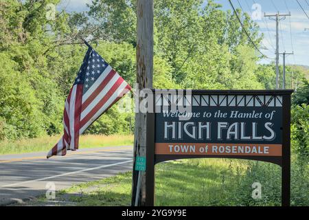 Rosendale, NY - 16. Juni 2024: Willkommen beim Schild „Hamlet of High Falls Town of Rosendale“ am Straßenrand in einer kleinen Stadt im Norden von New York in UL Stockfoto