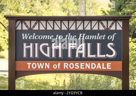 Rosendale, NY - 16. Juni 2024: Willkommen beim Schild „Hamlet of High Falls Town of Rosendale“ am Straßenrand in einer kleinen Stadt im Norden von New York in UL Stockfoto