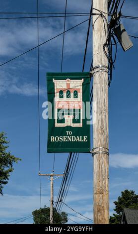 Rosendale, NY - 16. Juni 2024: Willkommen im Rosendale-Schild an einem Lampenträger in der kleinen Stadt Hudson Valley im Norden von New York. Stockfoto