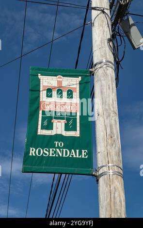 Rosendale, NY - 16. Juni 2024: Willkommen im Rosendale-Schild an einem Lampenträger in der kleinen Stadt Hudson Valley im Norden von New York. Stockfoto