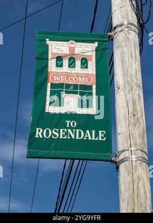 Rosendale, NY - 16. Juni 2024: Willkommen im Rosendale-Schild an einem Lampenträger in der kleinen Stadt Hudson Valley im Norden von New York. Stockfoto