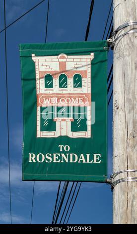 Rosendale, NY - 16. Juni 2024: Willkommen im Rosendale-Schild an einem Lampenträger in der kleinen Stadt Hudson Valley im Norden von New York. Stockfoto