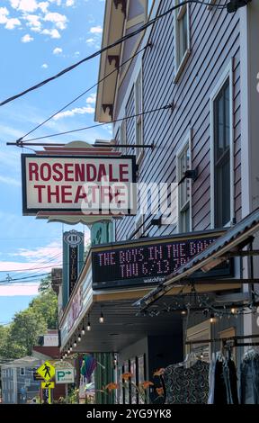 Blick auf das Rosendale Theater Schild auf historischen Gebäuden in der Innenstadt in der kleinen Stadt, Hudson Valley, Upstate New York. Stockfoto