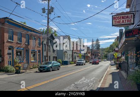 Blick auf das Rosendale Theater Schild auf historischen Gebäuden in der Innenstadt in der kleinen Stadt, Hudson Valley, Upstate New York. Stockfoto