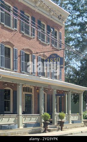 Rosendale, NY - 16. Juni 2024: Das 1850 House Inn historische Gebäude in der Innenstadt von Rosendale, Hudson Valley, Upstate New York. Stockfoto