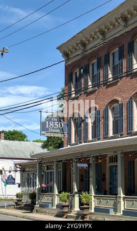 Rosendale, NY - 16. Juni 2024: Das 1850 House Inn historische Gebäude in der Innenstadt von Rosendale, Hudson Valley, Upstate New York. Stockfoto