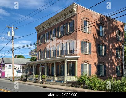 Rosendale, NY - 16. Juni 2024: Das 1850 House Inn historische Gebäude in der Innenstadt von Rosendale, Hudson Valley, Upstate New York. Stockfoto