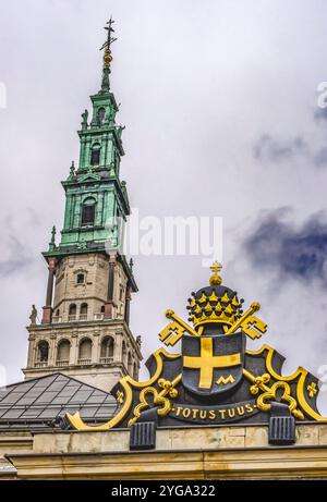 Eingang päpstliches Symbol, Jasna Gora Kloster, Kirchturm Schwarze Madonna, Tschenstochau, Polen. Die schwarze Madonna ist ein polnisches Symbol, das 326 n. Chr. in Jerusalem entdeckt wurde. Stockfoto