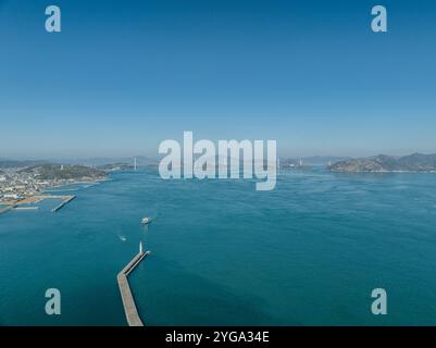 Ein Luftbild, das die Stadt Imabari und die Shiminami-Hängebrücke zeigt Stockfoto