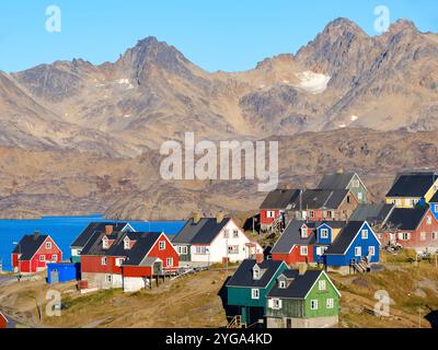 Stadt Tasiilaq (früher Ammassalik genannt), Königreich Dänemark. Stockfoto