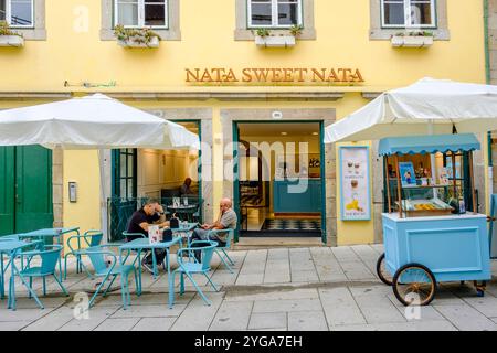 Nata Sweet Nata portugiesische Pudding-Tarte-Konditorei außen, Straßencafé mit Tischen und Kunden auf dem Bürgersteig, Pastell de nata, Braga, Portugal Stockfoto