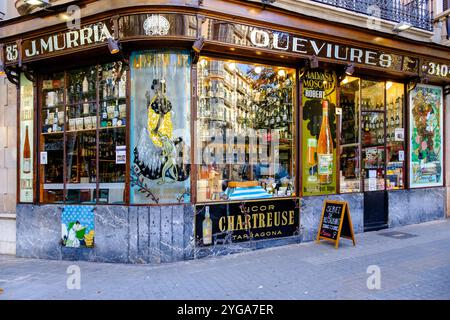 Queviures Múrria Shop, 1898 Vintage Supermarkt von Ramon Casas, Modernista Delikatessengeschäft, Eixample Viertel, Barcelona, Spanien Stockfoto