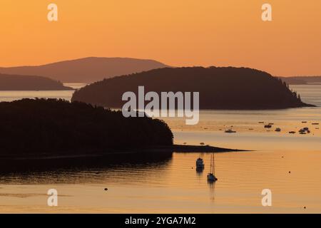 Sonnenaufgang über den Mount Desert Narrows vom Paradise Hill Overlook, Acadia National Park, Maine Stockfoto