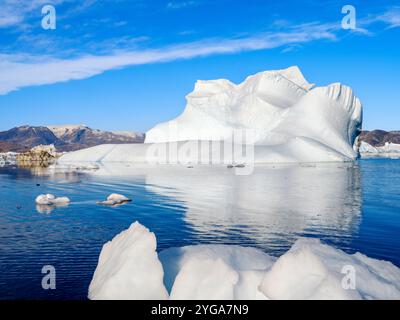 Landschaft mit Eisbergen im Sermilik (Sermiligaaaq)-Eisfjord in Ostgrönland. Ammassalik, Dänisches Gebiet. Stockfoto