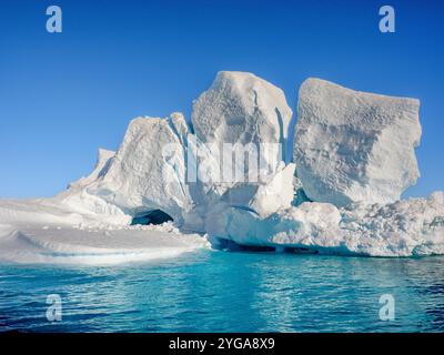 Landschaft mit Eisbergen im Sermilik (Sermiligaaaq)-Eisfjord in Ostgrönland. Ammassalik, Dänisches Gebiet. Stockfoto