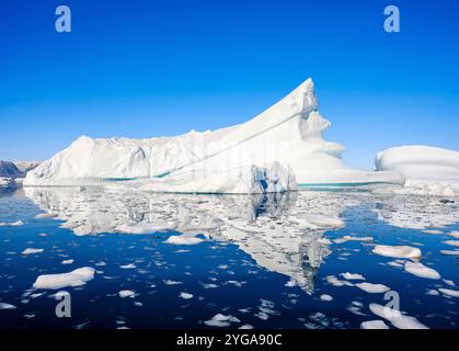 Landschaft mit Eisbergen im Sermilik (Sermiligaaaq)-Eisfjord in Ostgrönland. Ammassalik, Dänisches Gebiet. Stockfoto