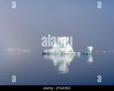 Landschaft mit Eisbergen im Sermilik (Sermiligaaaq)-Eisfjord in Ostgrönland. Ammassalik, Dänisches Gebiet. Stockfoto