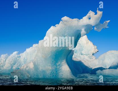 Landschaft mit Eisbergen im Sermilik (Sermiligaaaq)-Eisfjord in Ostgrönland. Ammassalik, Dänisches Gebiet. Stockfoto