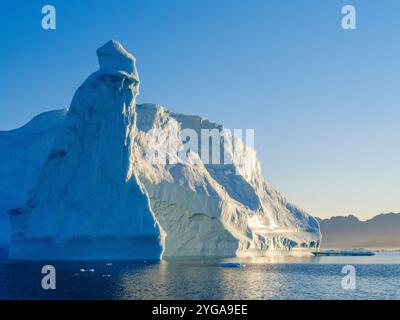 Landschaft mit Eisbergen im Sermilik (Sermiligaaaq)-Eisfjord in Ostgrönland. Ammassalik, Dänisches Gebiet. Stockfoto