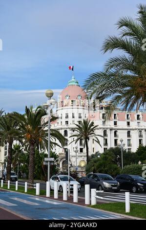 Nizza, Frankreich - 24.09.2024: Le Negresco Hotel an der Promenade des Anglais am sonnigen Sommermorgen. Stockfoto