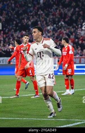 München, Deutschland. November 2024. München, 06. November 2024: Torschütze Jamal Musiala (42 München) beim UEFA Champions League-Spiel zwischen dem FC Bayern München und Benfica Lissabon in der Allianz Arena in München. Philipp Kresnik (Philipp Kresnik/SPP) Credit: SPP Sport Press Photo. /Alamy Live News Stockfoto