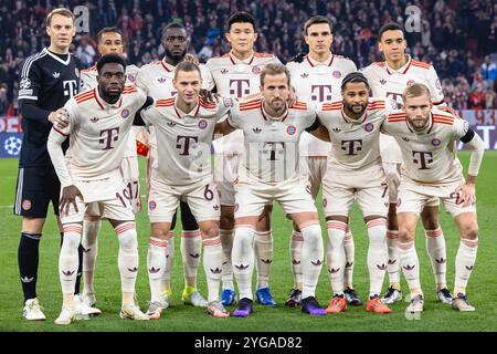 München, Deutschland. November 2024. München, 06. November 2024: Mannschaftsfoto des FC Bayern München vor dem UEFA Champions League-Spiel zwischen dem FC Bayern München und Benfica Lissabon in der Allianz Arena in München. Philipp Kresnik (Philipp Kresnik/SPP) Credit: SPP Sport Press Photo. /Alamy Live News Stockfoto
