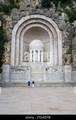 Nizza, Frankreich - 24.09.2024: Touristen-Paar vor dem World war Memorial in Nizza, Frankreich am sonnigen Sommermorgen. Stockfoto