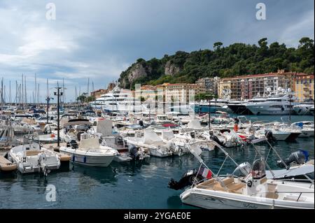 Nizza, Frankreich - 24.09.2024: Boote und Yachten legen am sonnigen, bewölkten Sommermorgen im Hafen von Port de Nizza an. Stockfoto