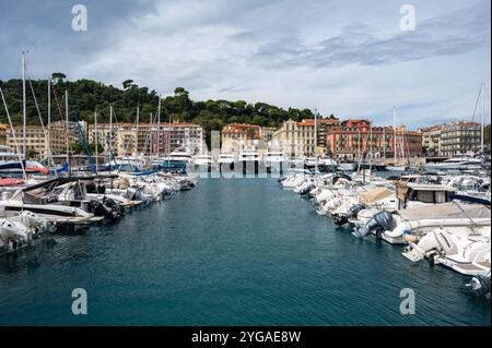 Nizza, Frankreich - 24.09.2024: Boote und Yachten legen am sonnigen, bewölkten Sommermorgen im Hafen von Port de Nizza an. Stockfoto