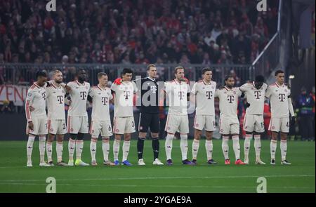 München, Deutschland. November 2024. Die Spieler von Bayern München legen vor dem UEFA Champions League-Spiel zwischen Bayern München und Benfica am 6. November 2024 in München eine Schweigeminute für die Opfer der Flutkatastrophe ein. Quelle: Philippe Ruiz/Xinhua/Alamy Live News Stockfoto