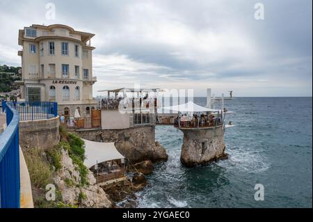 Nizza, Frankreich - 24.09.2024: Das Restaurant Le Plongeoir wurde auf einer Felssäule über dem Mittelmeer an einem sonnigen, bewölkten Sommermorgen erbaut. Stockfoto