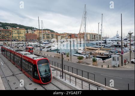 Nizza, Frankreich - 24. September 2024: Rote Straßenbahnen halten am sonnigen, bewölkten Sommermorgen am Port de Nice. Stockfoto