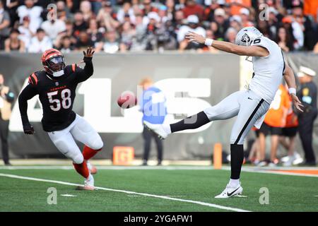 Cincinnati, Ohio, USA. November 2024. Cincinnati Bengals Joseph Ossai (58) versucht in der 9. WOCHE der NFL-Saison zwischen den Cincinnati Bengals und den Las Vegas Raiders in Cincinnati, Ohio, ein Wortspiel von AJ Cole zu blockieren. Kevin Schultz/CSM (Bild: © Kevin Schultz/Cal Sport Media). Quelle: csm/Alamy Live News Stockfoto