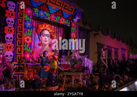 Farbenfroher Altar zum Tag der Toten an Frida Kahlos lebhafter Ofrenda in Jardín Plaza Hidalgo. Eine traditionelle mexikanische Ausstellung für Día de los Muertos Stockfoto