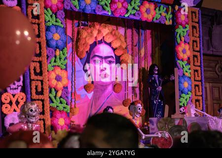 Farbenfroher Altar zum Tag der Toten an Frida Kahlos lebhafter Ofrenda in Jardín Plaza Hidalgo. Eine traditionelle mexikanische Ausstellung für Día de los Muertos Stockfoto