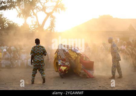 Ouidah, Benin. Januar 2022. Tänzerinnen und Tänzer zollen den verstorbenen Vorfahren bei einer Zeremonie beim Voodoo-Festival 2022 in Ouidah, Benin, Tribut. Jedes Jahr am 10. Januar findet in Ouidah, Benin, ein Voodoo-Festival statt, um die Gottheiten dieser westafrikanischen Religion zu feiern, in der Nähe des Gate of No Return, das an die Deportation von Millionen Gefangenen während des Sklavenhandels erinnert. Die in Benin geborene Vodun- oder Voodoo-Religion stammt aus animistischen Traditionen und basiert auf der Verbindung mit der Natur und den Vorfahren. Quelle: SOPA Images Limited/Alamy Live News Stockfoto