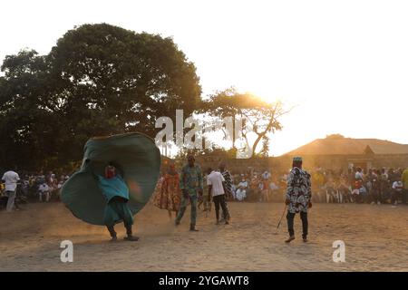 Ouidah, Benin. Januar 2022. Tänzerinnen und Tänzer zollen den verstorbenen Vorfahren bei einer Zeremonie beim Voodoo-Festival 2022 in Ouidah, Benin, Tribut. Jedes Jahr am 10. Januar findet in Ouidah, Benin, ein Voodoo-Festival statt, um die Gottheiten dieser westafrikanischen Religion zu feiern, in der Nähe des Gate of No Return, das an die Deportation von Millionen Gefangenen während des Sklavenhandels erinnert. Die in Benin geborene Vodun- oder Voodoo-Religion stammt aus animistischen Traditionen und basiert auf der Verbindung mit der Natur und den Vorfahren. Quelle: SOPA Images Limited/Alamy Live News Stockfoto